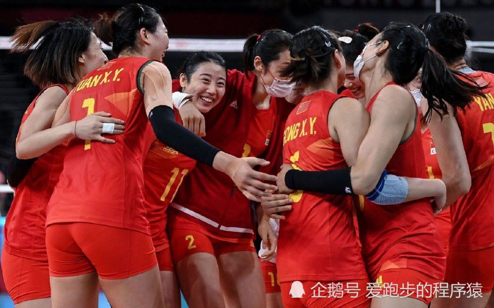 海军提督顾长风（于荣光饰）奉朝廷之命率领西班牙舰队探访黑木崖，进程中西班牙领队欲打开东方不败的棺木与视东方不败为偶像的顾长风产生争执。正在此时黑木崖上突然现身一怪人（刘洵饰），可以以掌接西班牙火枪枪弹。顾长风被怪人所救，却身受内伤，深信其即是东方不败，对峙要一见其真脸孔 ，虽死无憾。怪人一偿所愿，让其看本身的庐山真脸孔，恰是昔时风度照旧的东方不败（林青霞饰）。顾长风告知东方不败江湖上有良多人正在假充他的名号为非作恶，东方不败因而决议留其人命，让他看着本身重出江湖。与此同时，东方不败旧时宠姬雪千寻（王祖